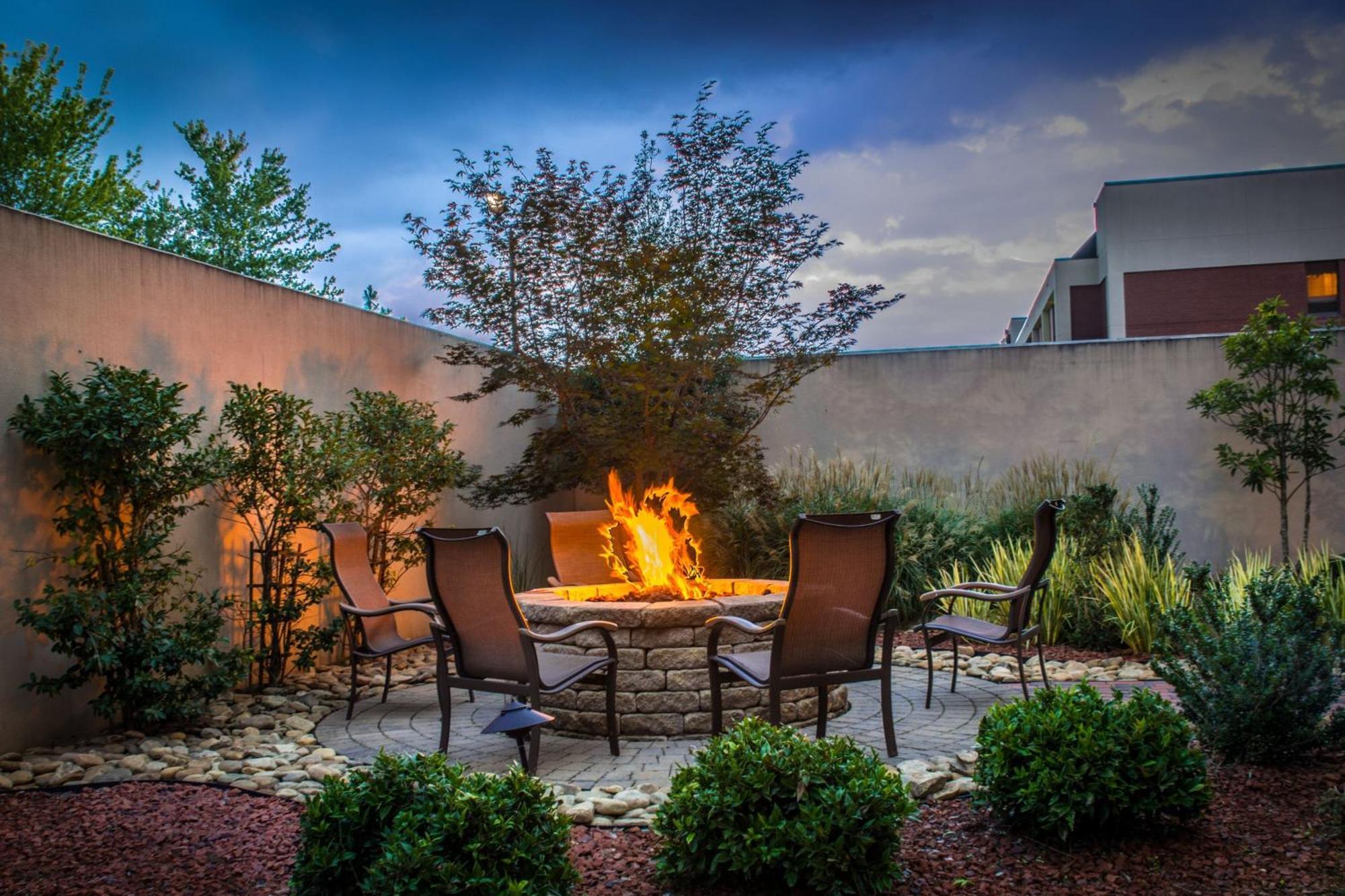 Courtyard Greensboro Airport Exterior photo