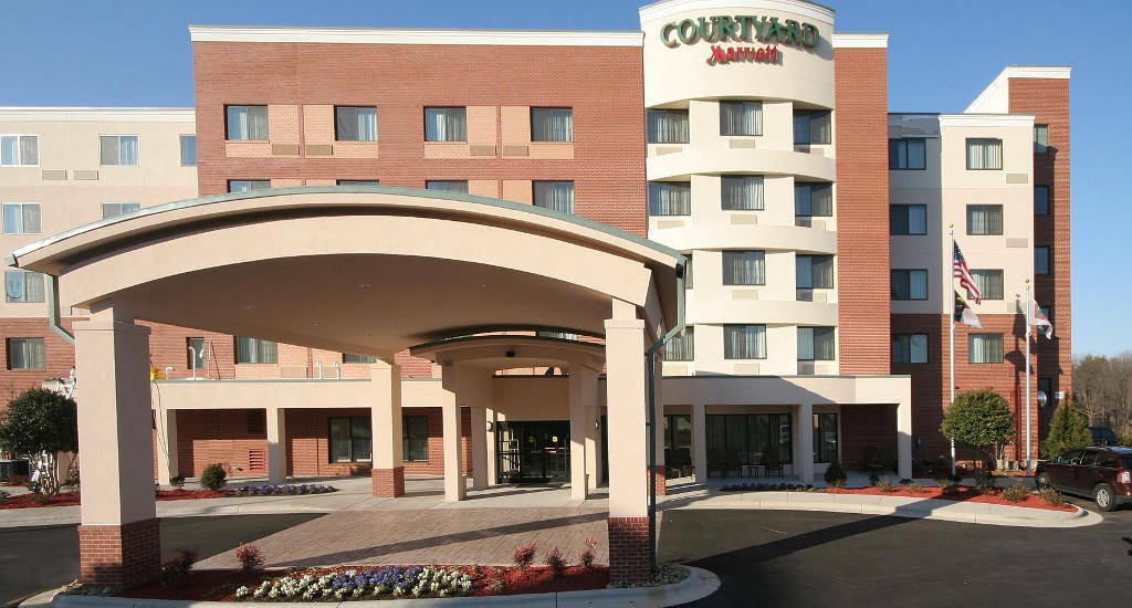 Courtyard Greensboro Airport Exterior photo